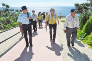 奄美群島の国立公園指定に向けた現地視察で来島した中央環境審議会の武内和彦会長（左）ら＝２５日、伊仙町の犬田布岬