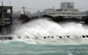 台風接近に伴う激しい風を受けて岸壁に押し寄せる高波＝８日午後４時５０分ごろ、喜界町湾漁港