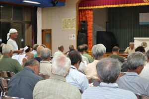 町ごみ焼却施設建設について行われた住民住民説明会＝１９日、与論町中央公民館