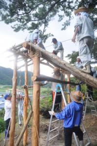 祭場となる山の中腹で行われた「ショチョガマ」作り＝２４日、龍郷町秋名