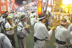 チヂンのリズムに合わせて浴衣姿で踊る名瀬在住大棚郷友会の八月踊り＝２日午後９時ごろ、奄美市名瀬