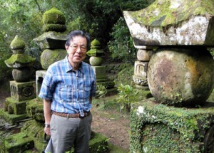初めて目にする先祖の墓群に「びっりした」と話す野村さん＝２２日、瀬戸内町篠川