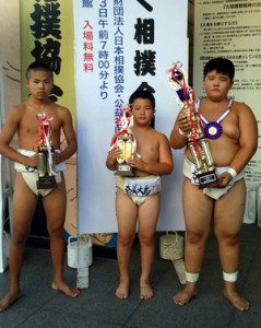 ６位と活躍した奄美大島チーム。右から優勝した栄、徳田、白松（提供写真）