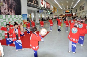 鹿児島空港国内線ビル出発ロビーで八月踊りを披露する大笠利親睦会の会員ら＝６日、霧島市溝辺町麓