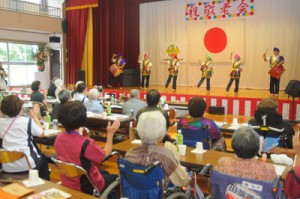 職員によるエイサーなどで盛り上がった奄美和光園の敬老祝賀会＝１７日、奄美市名瀬和光町