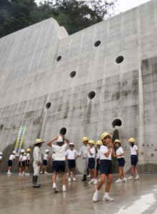 砂防ダム本体を間近で見学する大勝小の５、６年生児童＝１７日、龍郷町