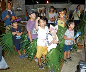 面やクバの葉で仮装し、家々を回る子どもたち＝２０日、瀬戸内町芝