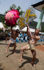 今年も華やかな花飾りが披露された西阿室集落豊年祭のテンテン＝１４日、瀬戸内町