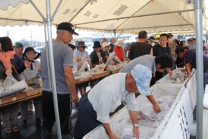 新鮮な海の幸を買い求める町民でにぎわったお魚祭り＝１３日、喜界町