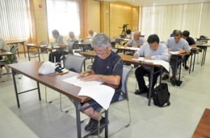 幅広い年代の１１人が受験した「奄美・琉球世界遺産検定」の奄美会場＝２１日、奄美市名瀬