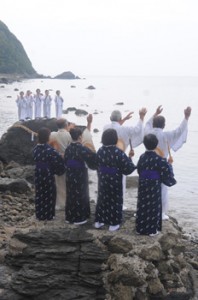 ネリヤの神々に五穀豊穣を祈った平瀬マンカイ＝２日午後４時１０分ごろ