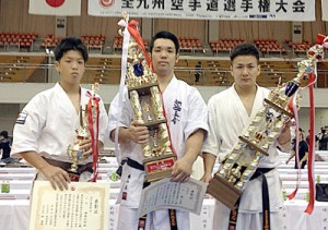 準優勝した緑と３位の亀山、福島（右から）＝提供写真