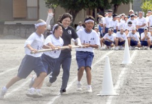 １年生種目の「台風の目」。元気よく駆け抜ける生徒たち＝２１日、奄美市名瀬の小宿中学校