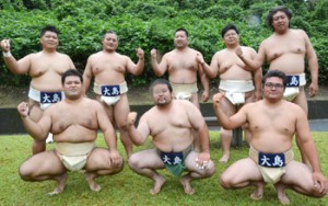 団体出場の６人全員が負けなし。大島青年、成年の部のメンバー＝２１日、健康の森公園相撲場