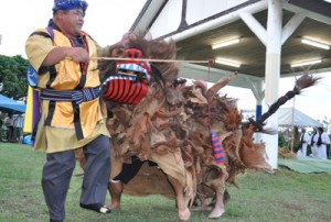 会場を盛り上げた「獅子舞」＝８日、与論町の地主神社境内