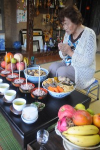 心を込めた料理を供えてコウソガナシを祭る「ツカリ」＝１日、龍郷町秋名