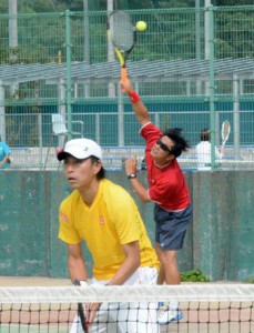 ２連覇を果たした内村・前田組＝３１日、名瀬運動公園庭球場