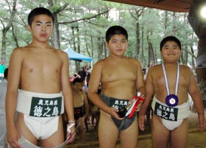 九州わんぱく相撲で団体準Ｖの徳之島相撲クラブ。左から白松俊亮、市来崎優太、市来崎大祐（九州相撲連盟提供）