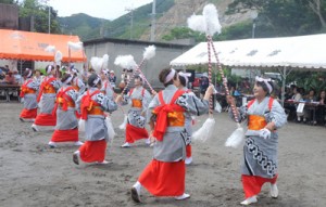 阿木名集落の豊年祭で披露された棒踊り＝７日、瀬戸内町