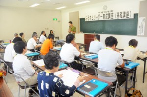 地域の生涯学習リーダーを目指し、１８人が受講するふるさとリーダー育成講座＝２７日、奄美文化センター