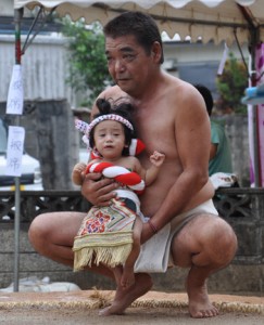 子ども土俵入りもあった芦花部集落の豊年祭＝１４日、奄美市名瀬