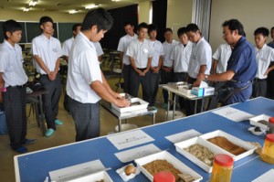 畑かん営農講座で徳之島の土壌の特性などについて学んだ徳之島高校の生徒ら＝１９日、県農業開発総合センター徳之島支場