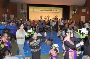 最後は会場一体となった総踊りで盛り上がった「月見で野あしび」＝６日、和泊町民体育館