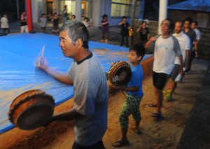 地域住民が早朝から歌い踊ったシバサシ踊り＝８日午前５時５０分ごろ、宇検村阿室