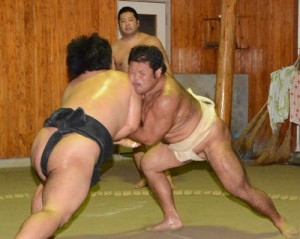ぶつかり稽古で大会に備える大島地区代表選手ら＝６日、御殿浜公園内相撲錬成道場