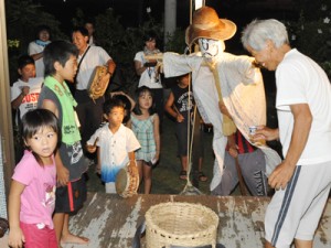 イッサンボーを掲げて家々を回り豊作を祈願したイッサンサン＝４日、伊仙町東犬田布