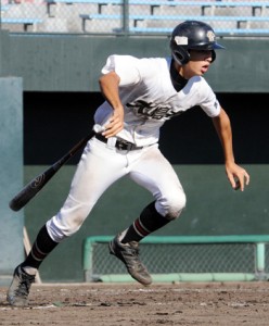 【２回戦・大島北―伊佐農林・鹿児島第一】三回表、１死満塁の場面で２点適時打を放つ主将の河野＝２５日、県立鴨池球場