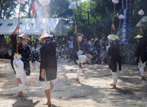 「スクテングヮ」など男衆がユーモラスな芝居を披露した諸鈍シバヤ＝２日、瀬戸内町加計呂麻島の諸鈍集落