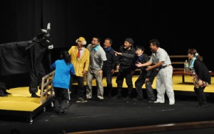 住民らが熱演した島民劇「島ぬ夫婦」＝２６日、徳之島町文化会館