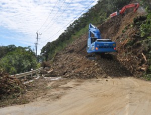 崖崩れで全面通行止めとなっている国道５８号の網野子峠＝１６日、瀬戸内町