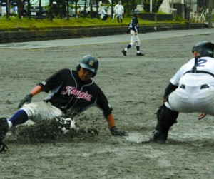 開幕戦の金久―朝日。金久の池田が満塁でランニングホームラン。初戦をコールドで快勝する＝４日、旧大島工業高校グラウンド