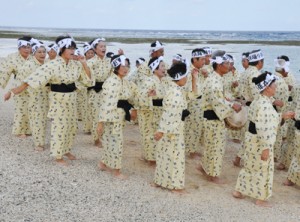 伝統の浜踊りを収録した保存会のメンバーら＝１日、伊仙町