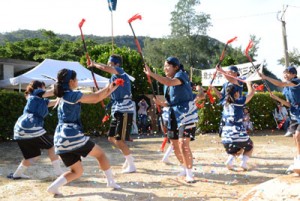 勇壮な棒踊りを披露した薩川中の生徒と教職員＝２日、瀬戸内町実久