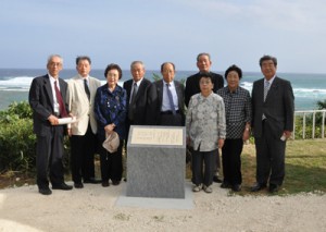 記念モニュメントを建立した遺族ら＝３日、徳之島町