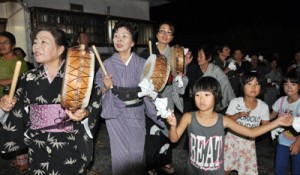 子どもたちも踊りの輪に加わった種おろし＝２５日、龍郷町大勝