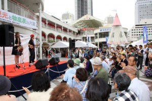 芸能祭で里朋樹さんと歩寿さんの歌声を堪能する来場者＝４日、大阪府豊中市（関西奄美会提供）