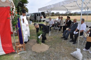 母間騒動の記念碑建立に向けて行われた地鎮祭＝２７日、徳之島町 