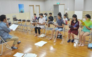 初練習を行う「奄美市少年少女合唱団」の団員ら＝２６日、奄美文化センター