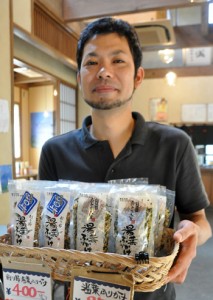 全国ふりかけグランプリに出品した「湯葉ふりかけ」と高野店長＝２８日、龍郷町中勝