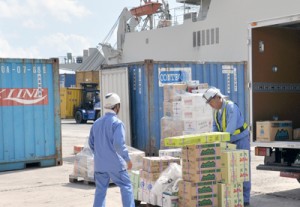 生活物資などが詰まった多くのコンテナが降ろされた和泊港＝１５日、和泊町