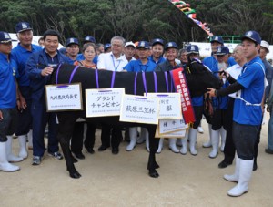 グランドチャンピオンに輝いた政栄達さんの「まお号」＝２２日、天城町の徳之島中央家畜市場