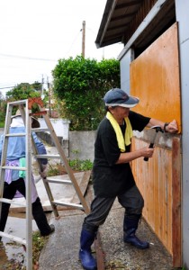 倉庫や家屋の補強に追われる住民＝１０日、喜界町