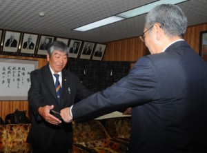 朝山毅市長から表彰状を受け取る大川さん（左）＝２２日、奄美市役所