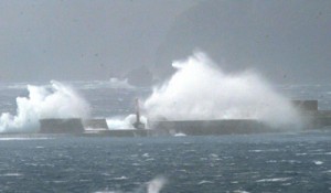 台風接近で奄美近海は猛烈なしけ。名瀬港入り口の沖防波堤に押し寄せた波は砕け、しぶきとなった＝４日午後５時前、奄美市名瀬