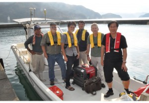 国内初の最新探査機器で倉木崎海底遺跡調査を行うスタッフら＝１８日、宇検村