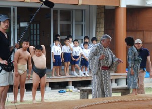 主人公の２人（右）と共に地元の小中学生もエキストラ出演した＝１８日、大和村国直